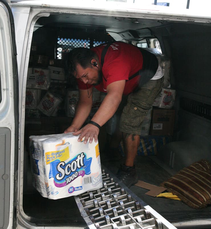 lee brothers team transfer & organize items to customer truck